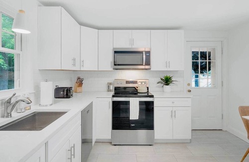 Yarmouth House | Cute Cobalt Cottage!