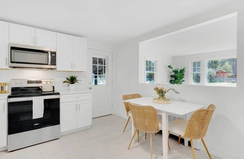 Yarmouth House | Cute Cobalt Cottage!