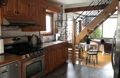 Mont-St-Hilaire House | Cute & Cozy house next to Montreal with all the services & activities around.