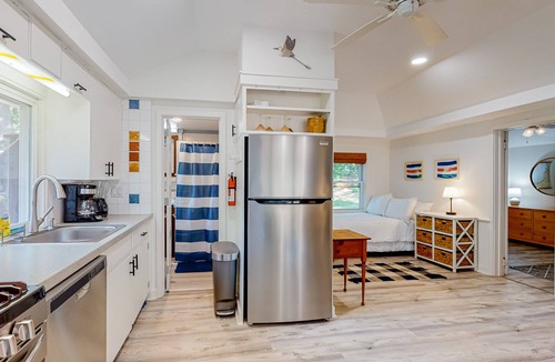 Chatham Cottage | Darling, secluded cottage with large yard - walk to Chatham & Lighthouse Beach