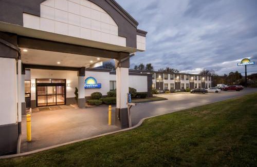 Ferndale Hotel | Days Inn by Wyndham Liberty Monticello