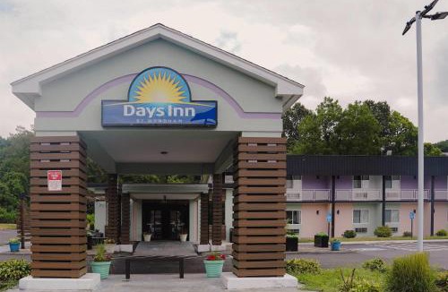 Southington Hotel | Days Inn by Wyndham Southington