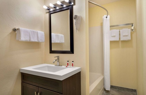 Silver Lake Hotel | Days Inn by Wyndham Tamworth