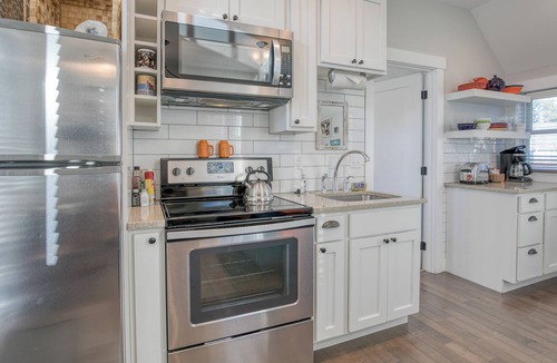Seabrook House | Deck View + Sunset, Steps to Town & Parks, Games