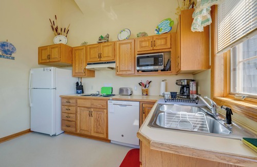 North Truro House | Deck w/Water View: Coastal Escape Near P-Town!