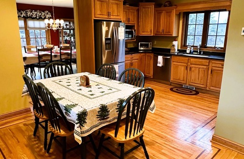 Jay House | Deer Haven Lodge on 16 acres with mountain views and fireplace