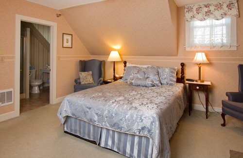 West Dover Bed & Breakfast | Deerfield Valley Inn, 5min. to M.Snow Room Entire Inn