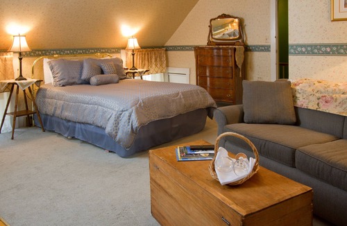West Dover Bed & Breakfast | Deerfield Valley Inn, 5min. to M.Snow Room Entire Inn