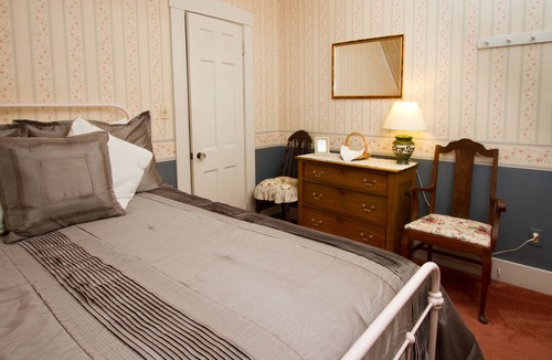 West Dover Bed & Breakfast | Deerfield Valley Inn, 5min. to M.Snow Room Entire Inn