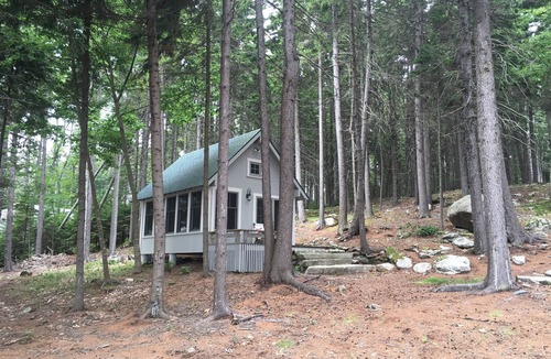 Sebascodegan Island Cottage | Delightful 2-bedroom cottage on Hen Cove in Cundy's Harbor