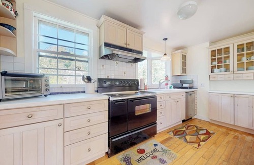 Jamaica House | Delightful updated farmhouse with original features, patio, and & W/D