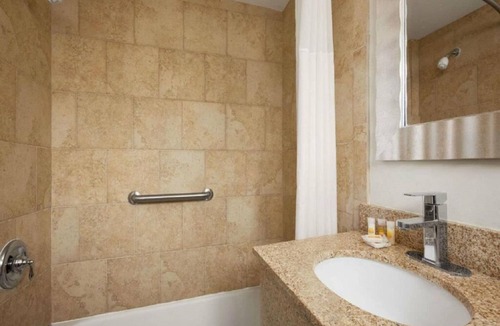 West Yarmouth Hotel | Deluxe 2 Queens Size Beds Hotel Room in Yarmouth, 2 miles from Hyannis Main St.