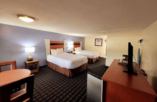 West Yarmouth Hotel | Deluxe 2 Queens Size Beds Hotel Room in Yarmouth, 2 miles from Hyannis Main St.