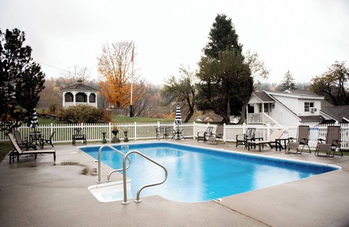 West Dover Resort | Deluxe 2xQueen- 2nd floor in Historic Inn