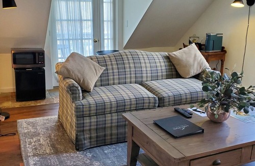 West Dover Resort | Deluxe King, Living Room w/sofa bed & fireplace