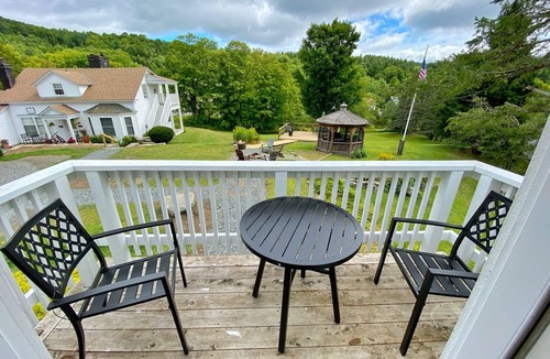 West Dover Resort | Deluxe King, Living Room w/sofa bed & fireplace