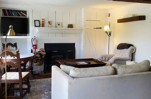 West Dover Resort | Deluxe King Suite, Living Room w/sofa bed & fireplace
