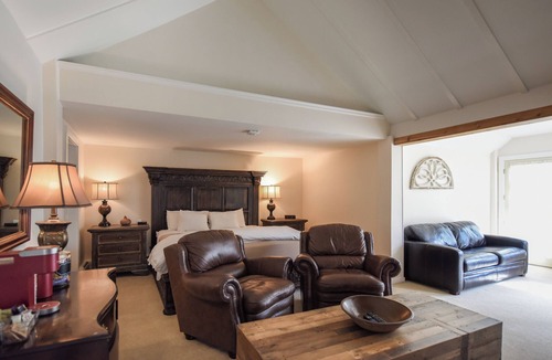 West Dover Resort | Deluxe King Suite, Living Room area w/sofa bed & fireplace, private entrance