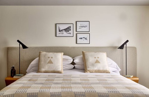 Stowe Area Hotel | Deluxe King | Tälta Lodge, a Bluebird by Lark | with Bike Rentals & Free Coffee
