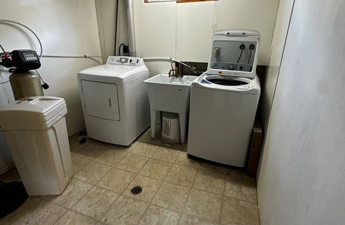 Rosemount House | Deluxe Room Close to Restaurants, Plaza, Shopping, Gym & Colleges