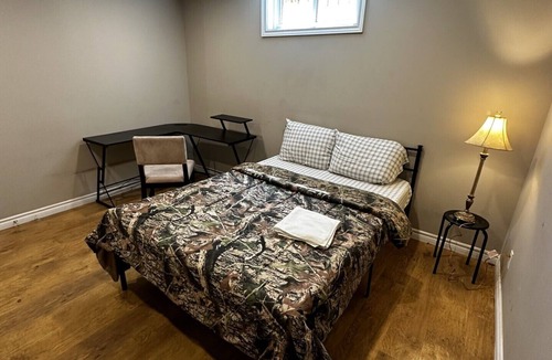 Rosemount House | Deluxe Room Close to Restaurants, Plaza, Shopping, Gym & Colleges