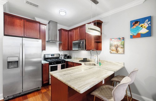 Olde Kensington Apartment | Deluxe Studio Retreat: Rooftop Pool & Concierge