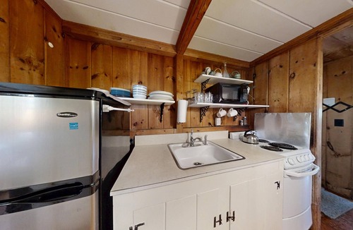 Dennis Cottage | Dennis - Cute cottage 3/10 of a mile from private beach - CCP 105