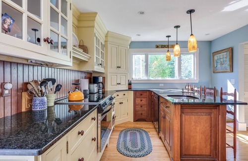 Dennis House | Dennis Village 3 Bedroom close to Mayflower Beach!