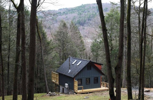 Damascus House | Design-forward retreat, walkable to Callicoon