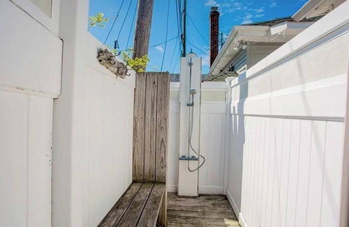 Long Beach Cottage | Designer Beachy Cottage minutes walk to the beach, boardwalk, nightlife.