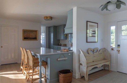 Bernard Cottage | Designer Waterfront Newly Renovated Cottage "ROXABOXEN"