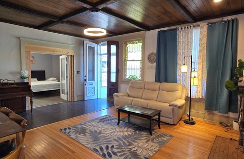 Scranton House | Distinguished Home, High Ceiling, Modern with Historic Charm, Great Neighborhood