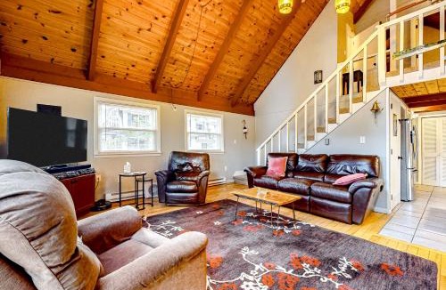 Lake Arrowhead House | Dock! Dog-Friendly Lakefront Gem in Southern Maine