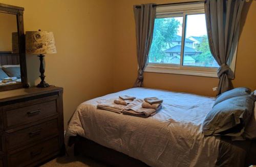 St. Catharines House | Doctors Lounge - An Executive Home in Niagara