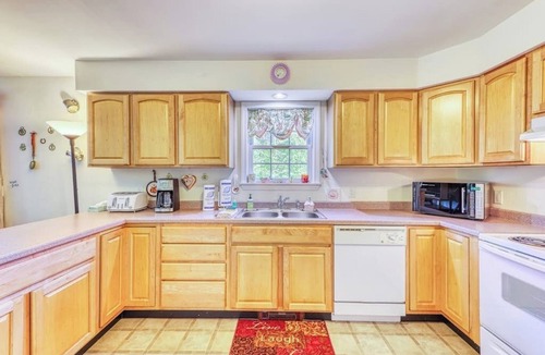 Franconia House | Dog-friendly country home w/jetted tub, backyard & grill