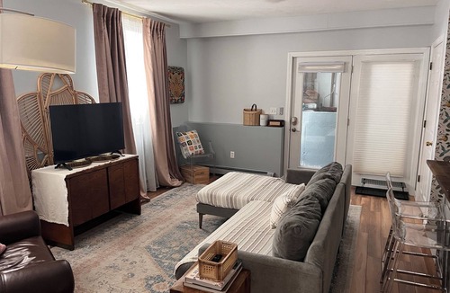 Historic Hill Apartment | Dog-friendly Downtown Newport Apartment