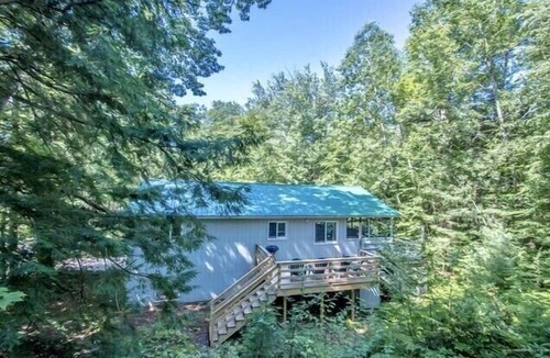 West Bridgton House | Dog friendly getaway w/hot tub, sauna and skiing!