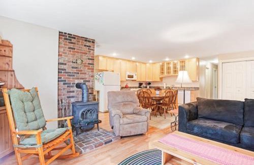 Seal Cove House | Dog-friendly home in great locale close to the ocean with yard, streaming, W/D