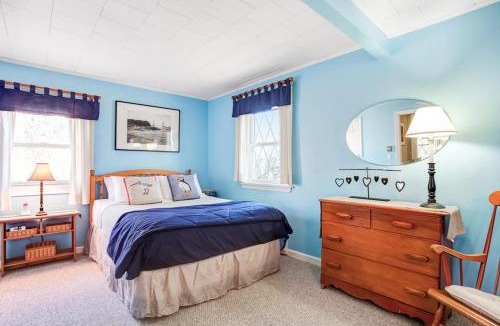 Seal Cove House | Dog-friendly home in great locale close to the ocean with yard, streaming, W/D