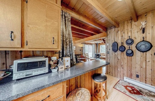 Wilmington House | Dog-friendly home with woodstove & W/D - next to golf course and near skiing