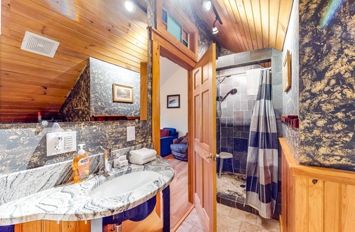 Mount Holly House | Dog-friendly homes among the trees with two hot tubs & fireplaces - near slopes