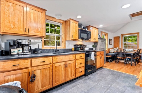 Albany Cabin | Dog Friendly | Hot Tub | Sauna | 10 Min to Conway