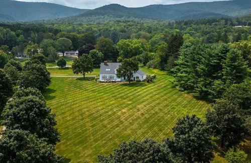 Dorset House | Dorset House with Huge Lawn, Fitness Room, Hot Tub, and Sauna