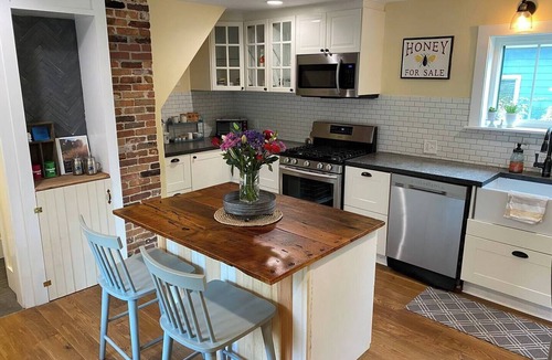 Kennebunk Apartment | Downstairs Unit | Main-Level Kennebunk Vacation Rental with Private Deck