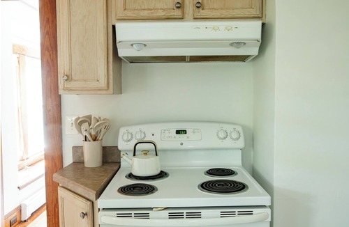 Milford Apartment | Downtown 2br/1ba apartment - free parking, outdoor patio & walk everywhere