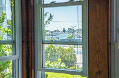 Milford Apartment | Downtown 2br/1ba apartment - free parking, outdoor patio & walk everywhere