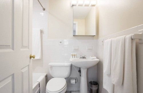 Boston Financial District Apartment | Downtown Boston - close to everything - Laundry in Building, Keyless Entry. Free Air Mattress too.