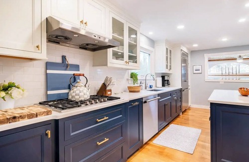 Chatham House | Downtown Chatham Gem – Walk to Beach, Shops, C.B.I, & Dining Family-Friendly!
