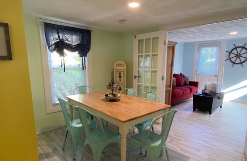 Bristol Cottage | Downtown Cottage! Sleeps 5! Fully fenced in. Near wedding venues + Roger Will U!