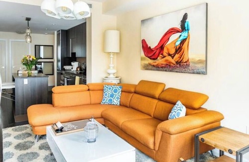 Financial District Condo | Downtown Gorgeous Luxury Condo 1 B+Den+2 full bath